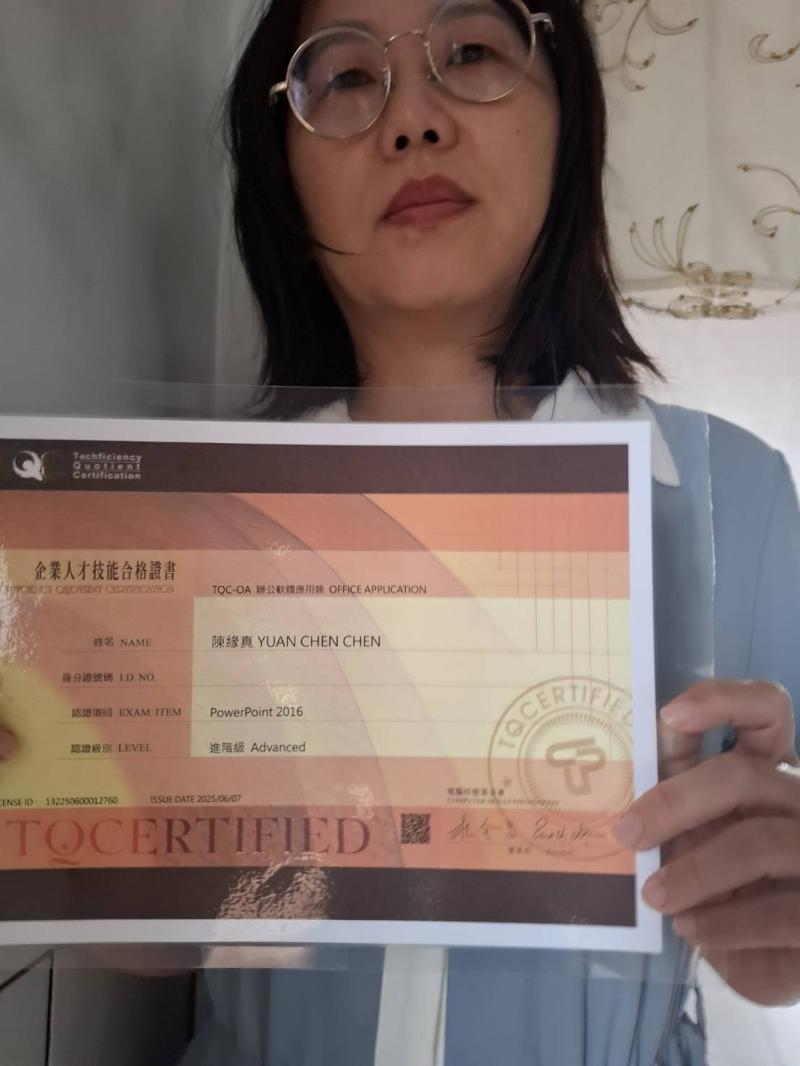 學員與證書合照