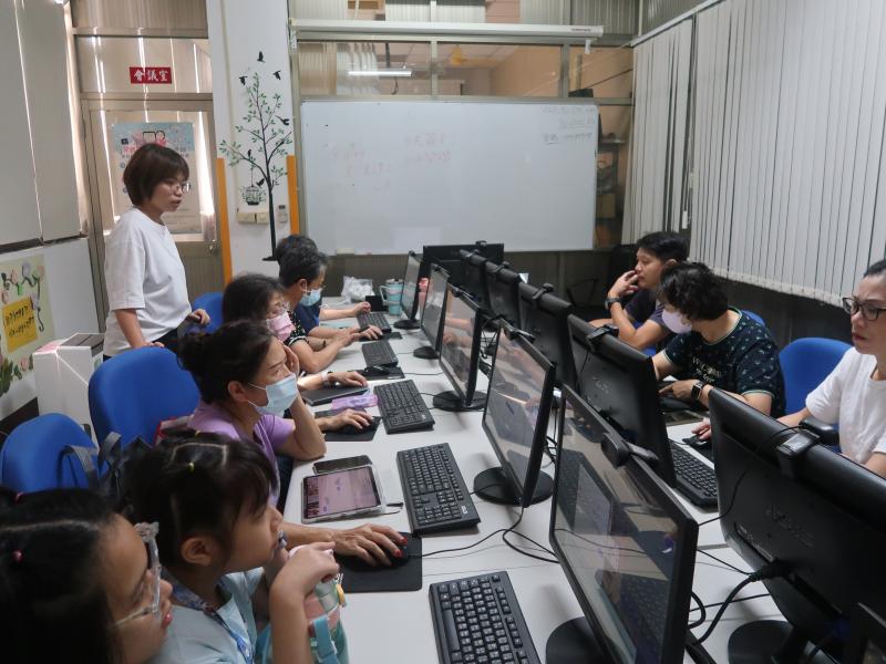 學員們探索多樣圖像風格,並與同儕互動討論創作靈感,激發數位藝術創作的熱情與興趣。