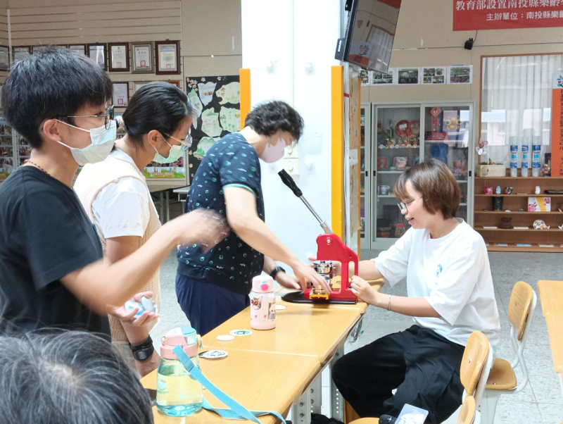 完成數位設計後,學員親手操作胸章機,將作品實體化,感受從創意到實作的成就感。