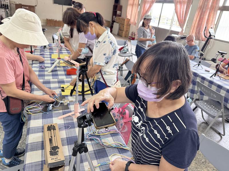 學員們看到自己親手編織的手機背袋,非常開心,也覺得學習拍攝縮時影片很有趣。