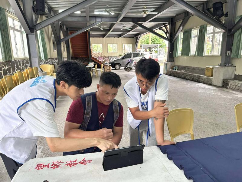 我為孩子親手設計生日卡片，應用所學圖文排版與裝飾技巧，孩子收到時非常開心，是最感動的成果。