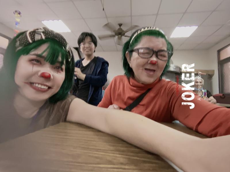 課程中「數位變身照片」、「語音點歌」等輕鬆有趣的小活動，讓春菊班長開始對平板開始產生好奇。