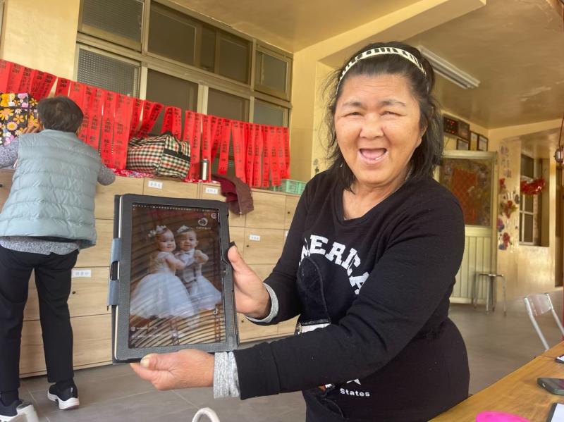 從一開始的小心翼翼，到後來可以自行操作、拍照、聽歌，甚至追劇，越玩越上手。臉上浮現自信又滿足的笑容。