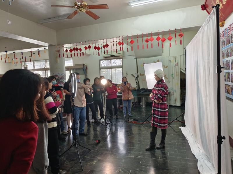 人像攝影課程擔任模特兒