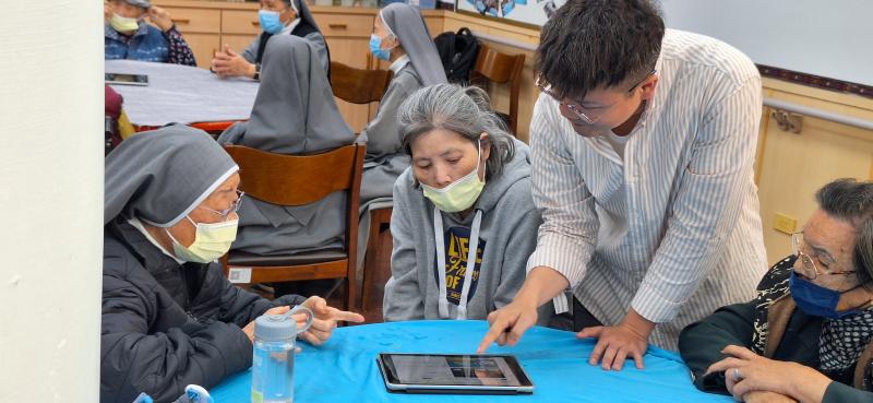 老師於實作時指導