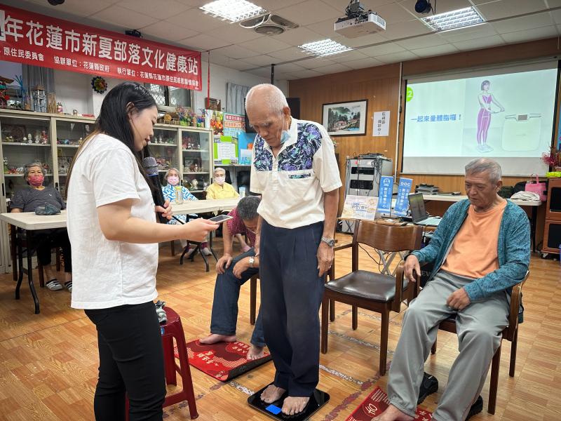 本次課程的重點是結合數位資訊與健康管理，教導長者如何利用線上資源在家中進行簡易運動。