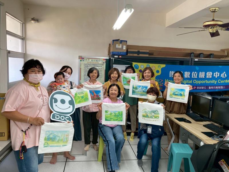 學員各自展示不同風格的手提袋