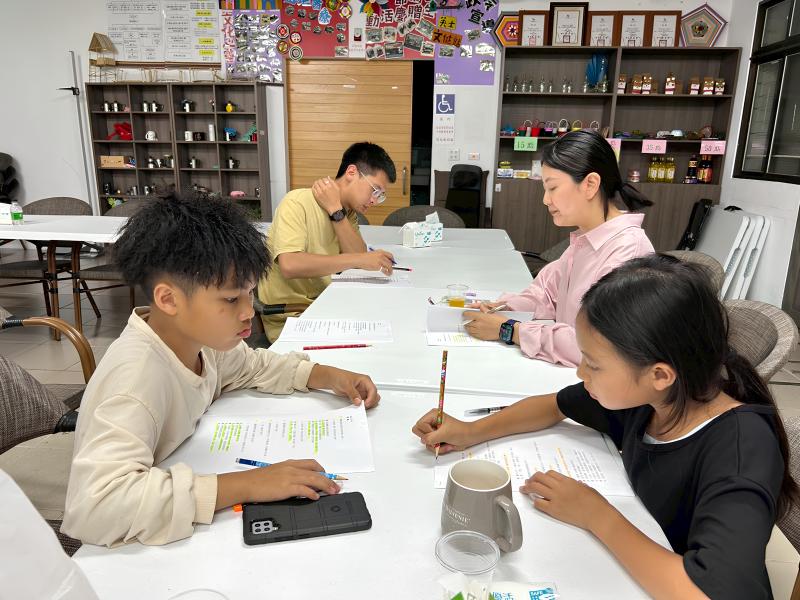 學員們正在練習劇本註記