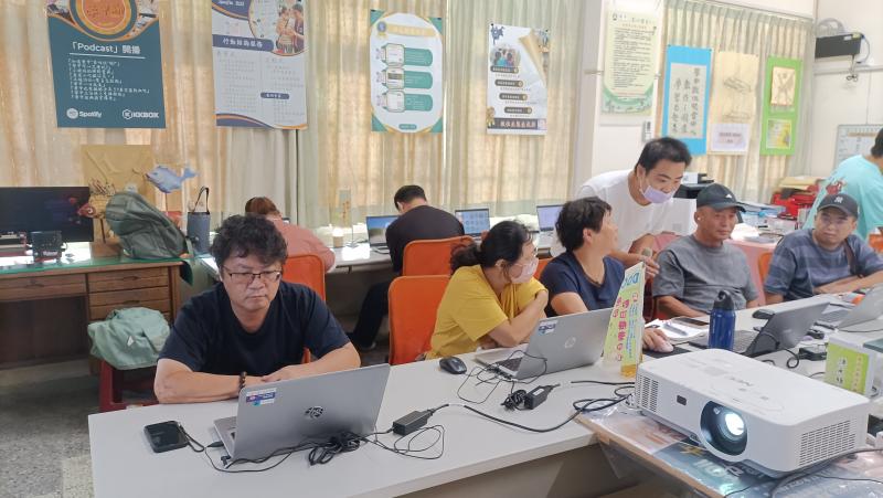 雷雕課則讓我首次體驗用電腦設計圖案，再透過雷射雕刻機刻在木板做成鑰匙圈。看似高科技的技術，其實經過老師的引導也能上手