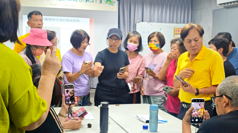 學習不打烊，熟齡也能閃閃發光-封面照