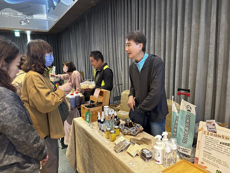 114年DOC全國交流會嘉義場艾美筑植物萃取工坊進行商品推廣