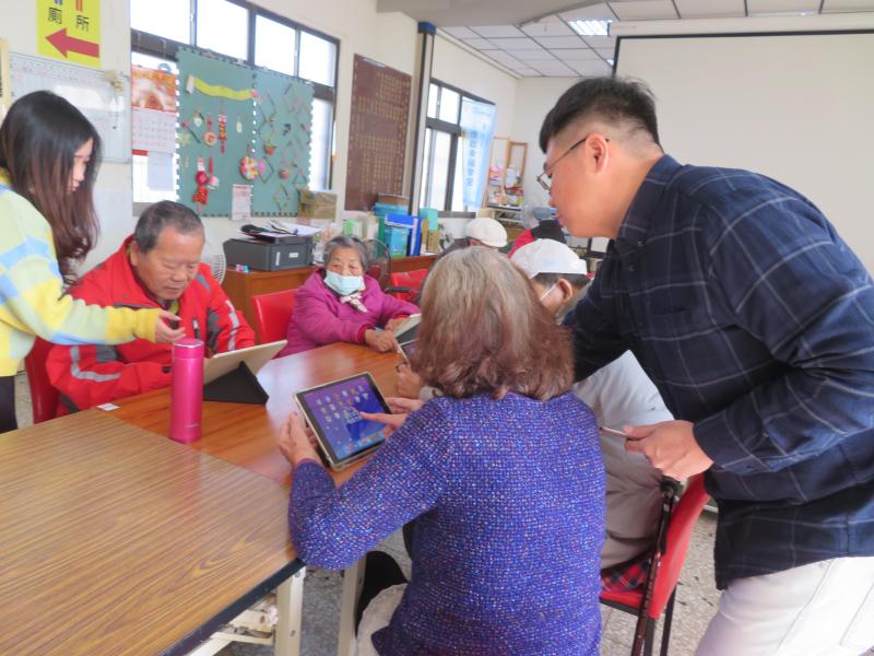 在海埔里開設「數位平板應用課程」-封面照