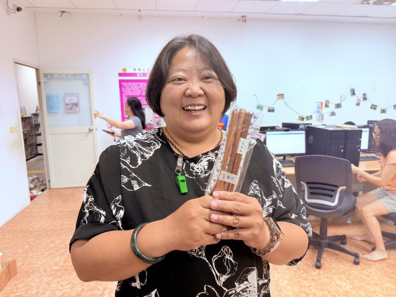 學員在雕光刻影：雷射工藝設計課學習設計產出成果