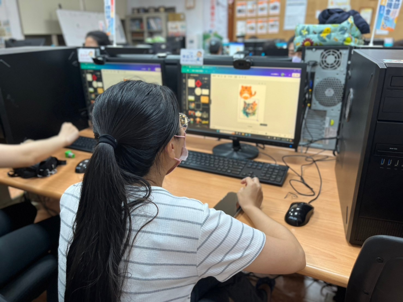 學員學習設計排版，學習AI指令產出想要的圖片。