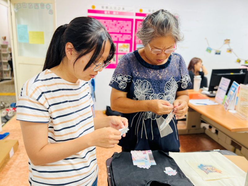 學員熱轉印圖示設計，學習如何產出成品。