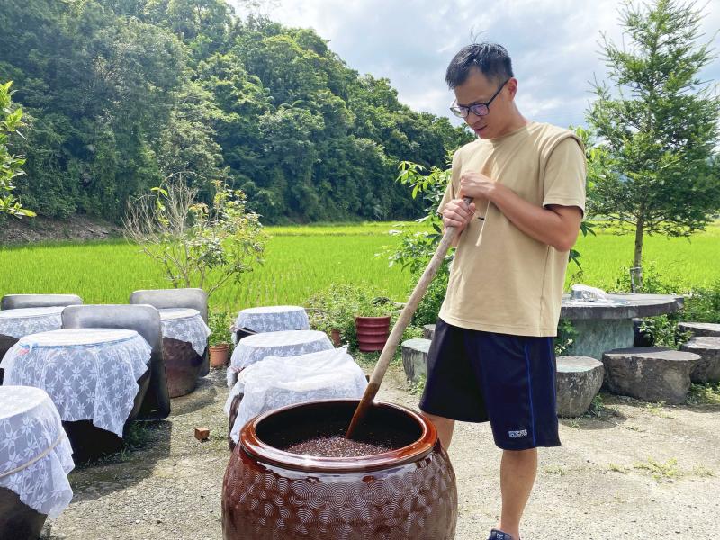 在多雨的宜蘭，每年僅限6至9月適合做醬油，並且得用傳統的「水式後熟」工法。在多雨的宜蘭，每年僅限6至9月適合做醬油，並且得用傳統的「水式後熟」工法。