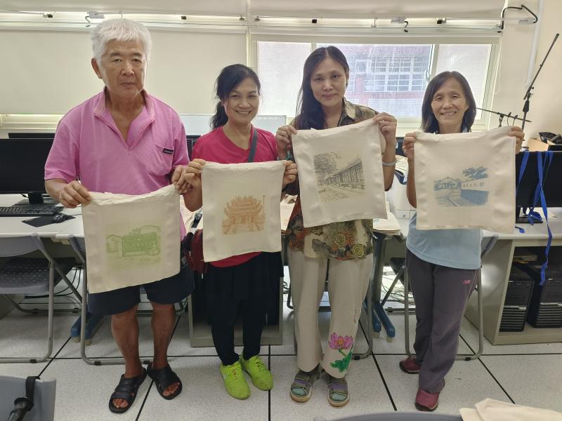 媄毓老師（右一）擔任志工，準備活動的紀念品印製，圖為志工合影
