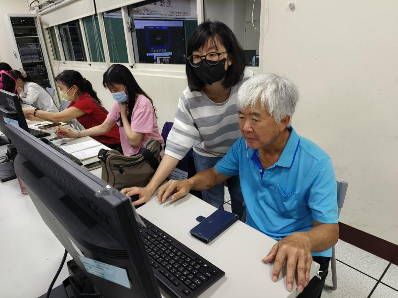 邱大哥參與課程時認真學習，虛心求教。