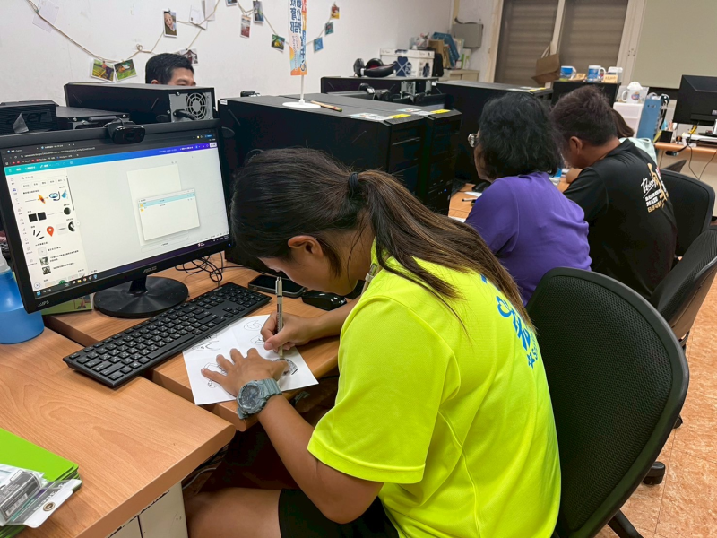 學員第一次接觸禪繞畫，也學會如何從零到有完成自己的設計成品