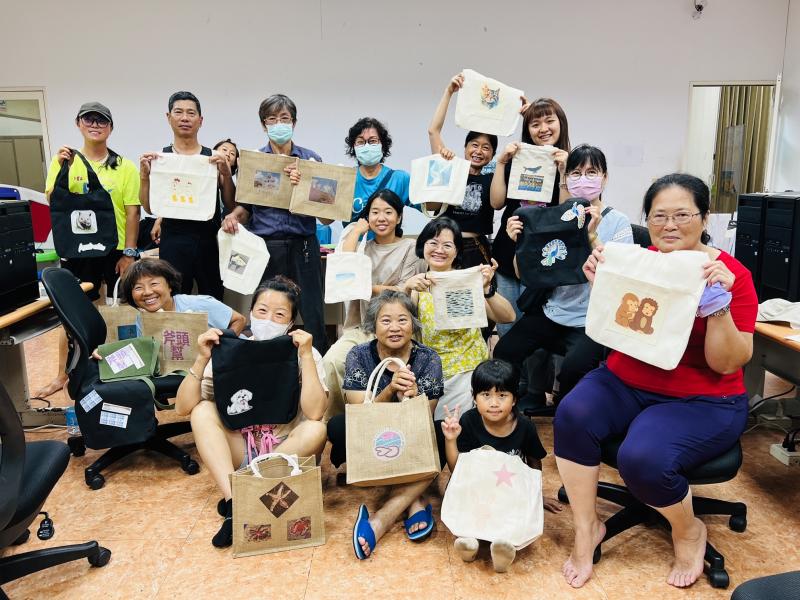 學員參加數位課程大合照