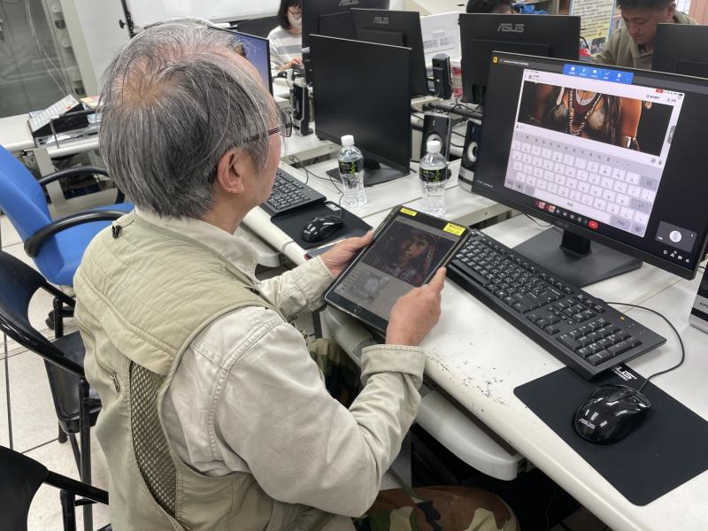 課堂互動熱絡,講師不斷鼓勵學員發問與分享自身的觀點,學員也在 AI 工具中找到了表達文化呈現的新方式。