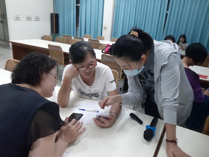 最令我驚喜的是這次課程還帶我們體驗、教導如何操作最新的應用軟體【ChatGPT】，過去只有在年輕人口中聽過，沒想到自己也能親身操作透過【ChatGPT】不僅能解答許多疑問還可以協助我寫文章、製作出Q版照片圖等，讓學習多了許多樂趣，活到老學到