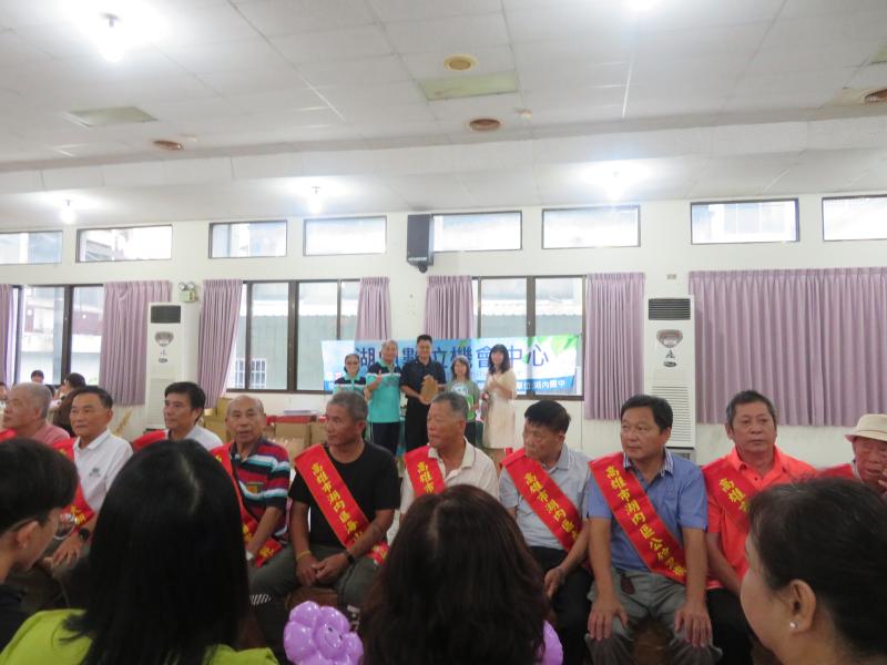 慶祝父親節活動與摸範父親合照