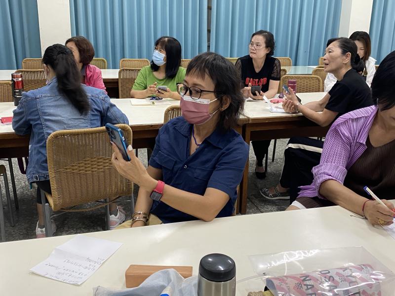 每一次的課堂互動都讓我感受到學習的樂趣，講師們耐心的教導也幫助我克服了許多挑戰。除了課程內容，我尤其感謝講師們在學習上一一教導學員，無論是對技術細節的解，還是對實作專案的建議，這都讓我在短時間內取得了顯著的進步。講師的鼓勵和同學們的互動，讓