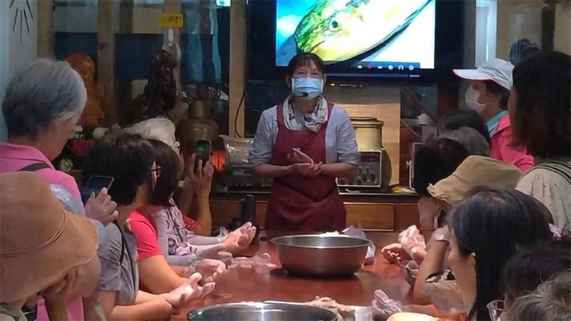 手作魚丸的香氣，凝聚滿滿的親情與笑聲