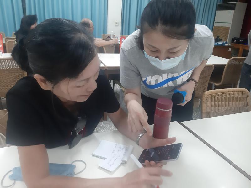 真正上課後才發現原來手機能帶來這麼多便利，「網路保健e學習」,是我印象最深刻的課，上課內容是 虛擬健保的申辦與操作，講師一步一步耐心的教導我們如何操作，還在課程中特別成立專屬群組持續教學及讓學員互相討論、知識交流，讓我們能在課後複習，慢慢的