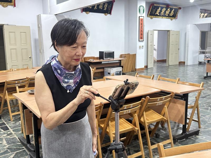 學員合作拍攝料理過程