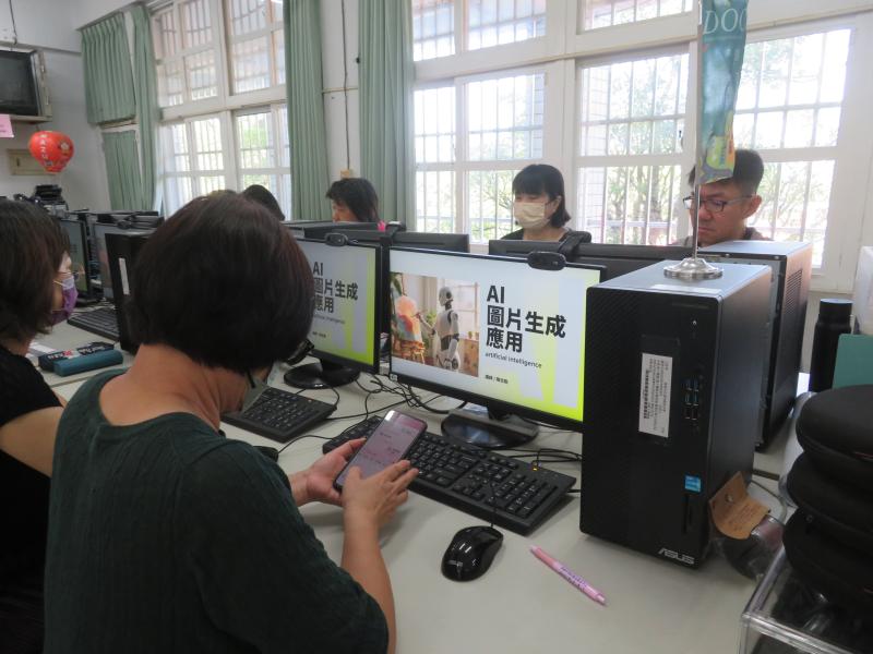 上課學員用手機練習