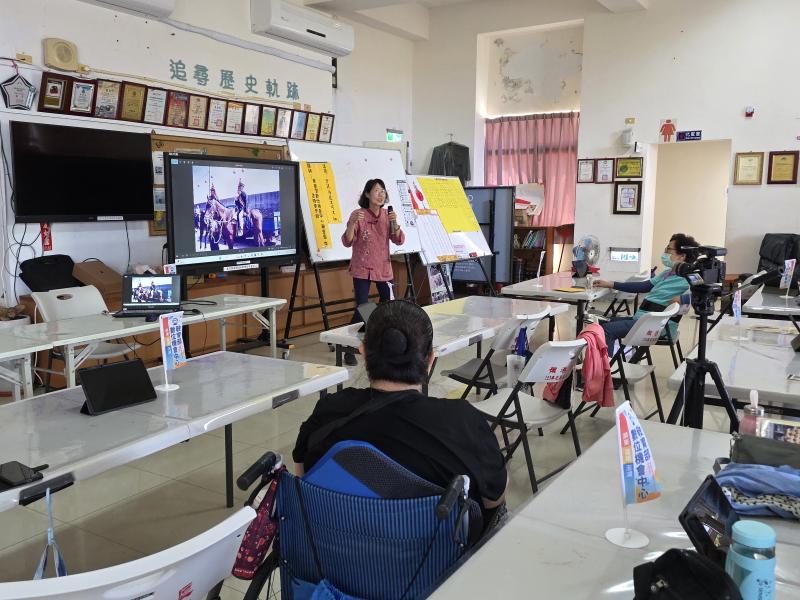 成為DOC數位小幫手，協助長輩設定手機、申辦服務，持續推廣數位應用。