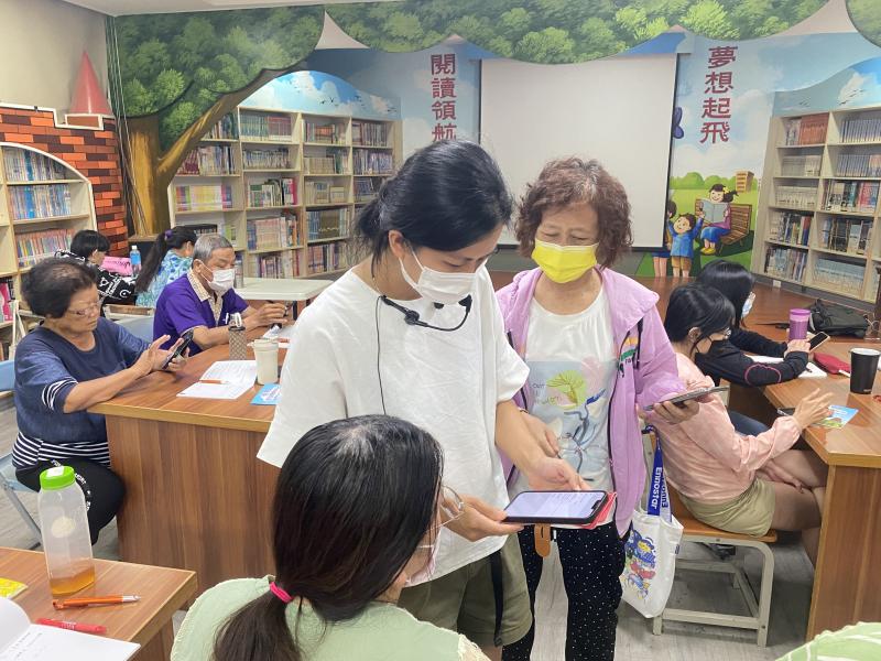 課程中，老師和助理們都非常有耐心，一步步帶著我們實作