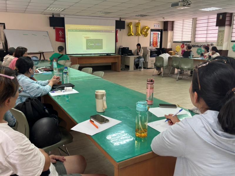 學員認真聽講及抄筆記