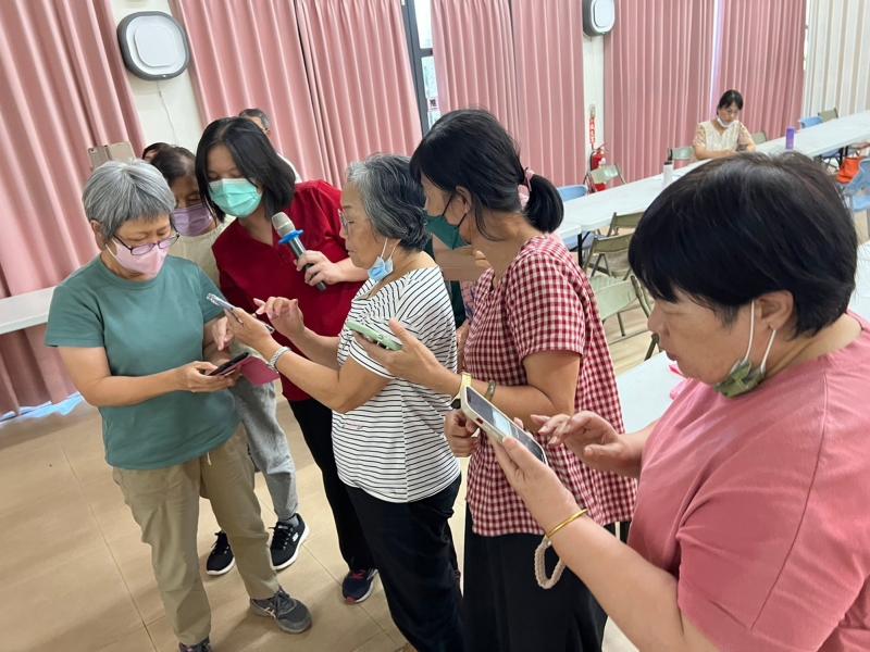 在"地方敘事力-社區故事我來說"課程中，學習分工合作、數位分享。