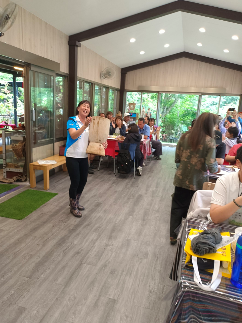 隨著科技的進步，我們不再需要像「神農氏」一樣親身試草，只要透過手機或平板，就能輕鬆辨認植物種類。課堂上，學員們的專注神情與驚嘆聲此起彼落，大家彼此交流、分享，用族語訴說童年記憶中吃過、用過，甚至有故事的植物，那份喜悅與互動，讓整堂課充滿笑聲