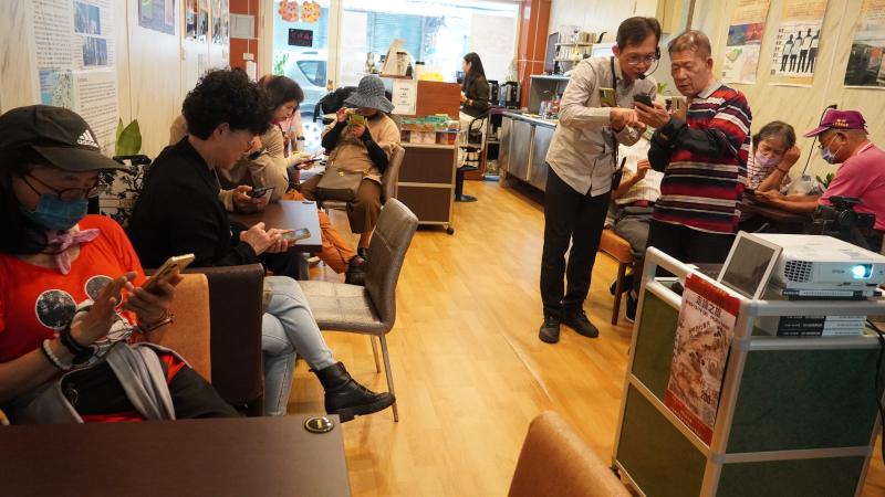 學科技不嫌晚，精彩自己拍-封面照