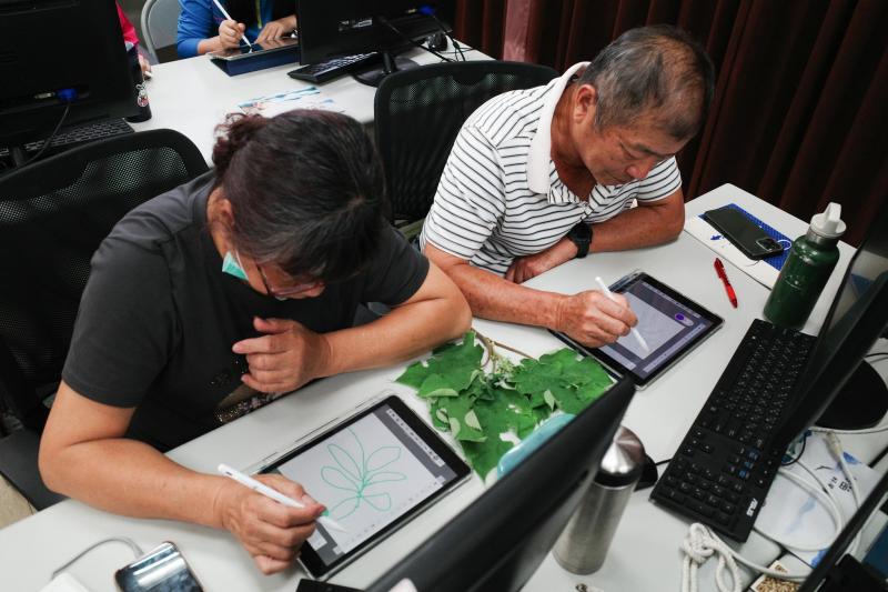 學員描摹植物輪廓，留下屬於自己的作品。