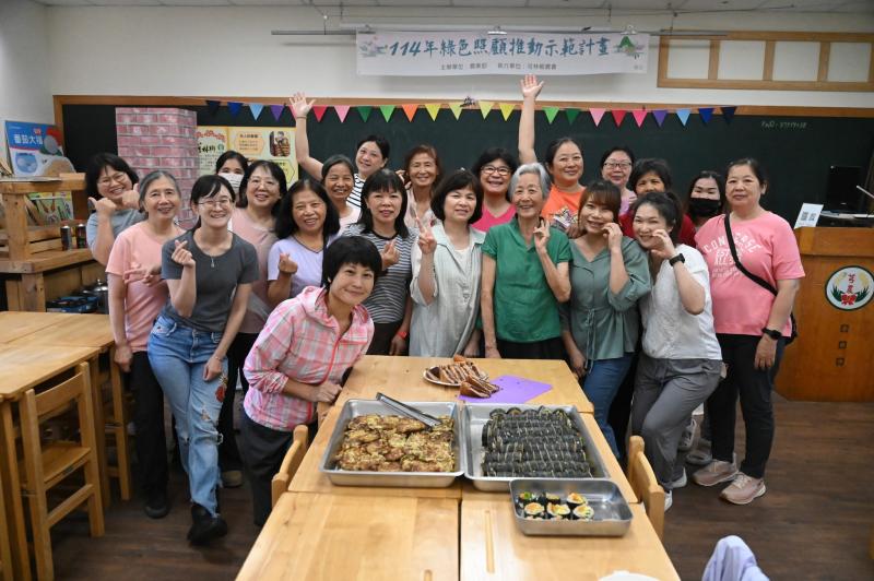 講師與學員合影。