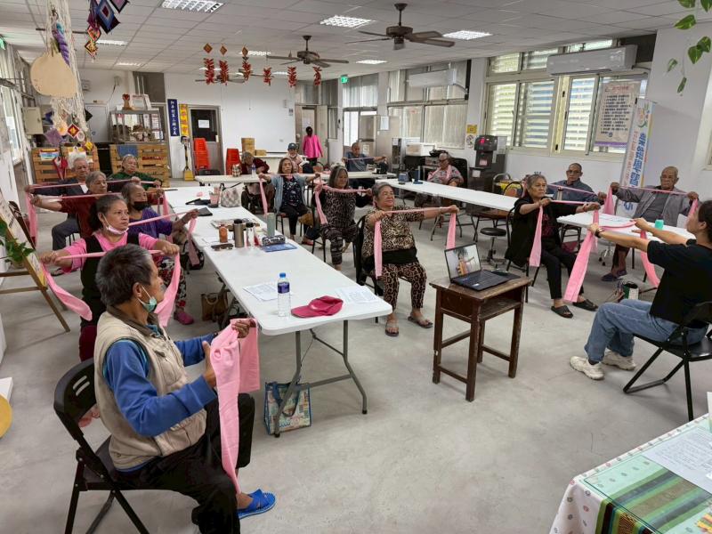 在一個陽光明媚的早晨，社區活動中心內傳來輕快的音樂聲，幾位長者正聚集在一起，準備開始今天的運動保健課程。