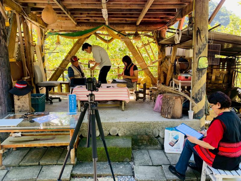 講師指導耆老拍攝時的肢體動作表現