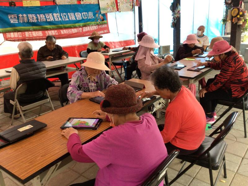 長者使用平板電腦操作畫面