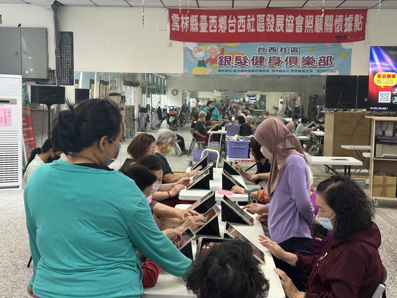 多位外籍看護工一起參與陪伴長者上課畫面