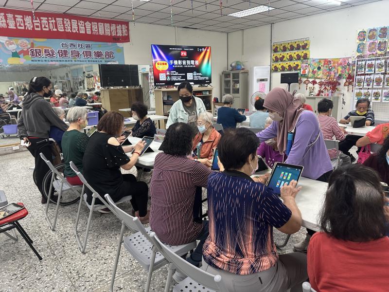 與印尼姊妹同時與長者上資訊電腦課程活動照片紀錄