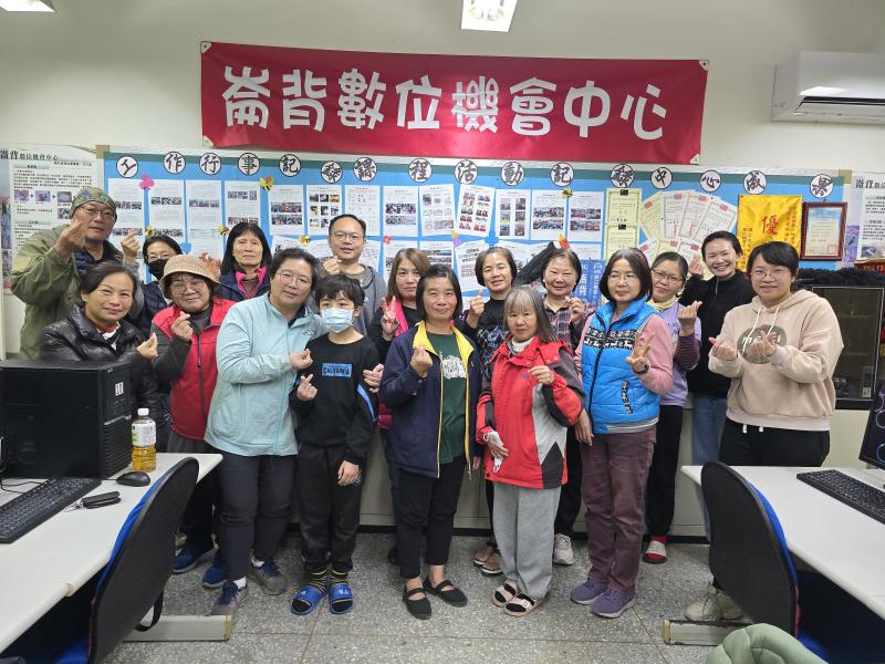 課後高興與學員一同合影。