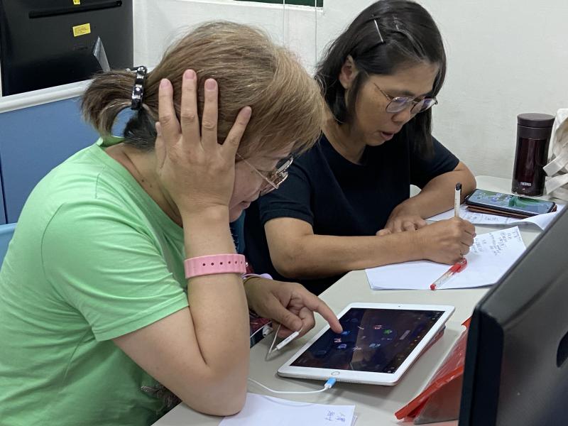 <p>拍攝地點 :  公館 DOC 教室</p>

<p>在講師的教導下，學員運用 iPad 的錄製剪輯軟體，分組完成自己人生中第一檔聲音節目。</p>