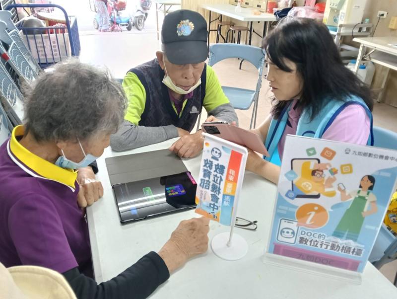 DOC承辦人員教導我和我老婆一起下載遊戲APP及觀看youtobe影片