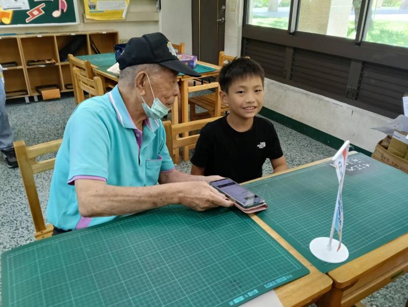 我參加DOC與九如國小合辦的暑期祖孫共學活動~網路迫害主題宣導，和學童兩人一組進行線上搶答遊戲