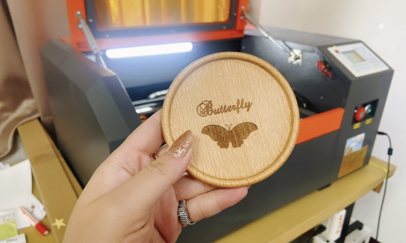 蝴蝶設計圖像置入雷雕後產出的蝴蝶杯墊作品